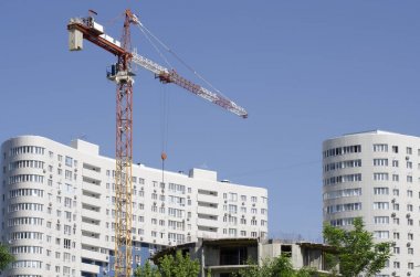 Beyaz binaların arka plan ve bl kırmızı inşaat vinç