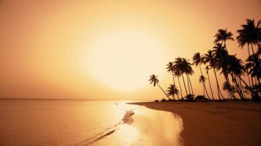 Kıyıda gün tatili. Ada'da gün tatili. Portakal denizden gündoğumu. Pastoral sahil şeridi Amazing Isle sörf yansıtılır. Deniz üzerinde turuncu gün sonu arka plan. Asya sakin dış mekan manzarası.