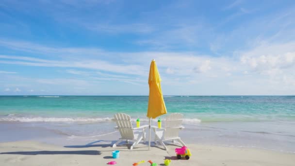 Semester Med Barn Stranden Strandleksaker Och Strandtillbehör Nära Det Blå — Stockvideo