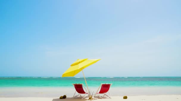 夏の日当たりの良いビーチのコンセプト ビーチのビーチアクセサリー ビーチリゾートでの夏休みキューバ島 — ストック動画