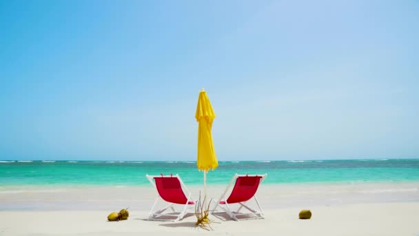 大西洋の海のビーチのコンセプトで観光休暇 ビーチリゾートの広告のアイデア ビーチアクセサリーとクリアカリブ海の海のビーチの背景 — ストック動画