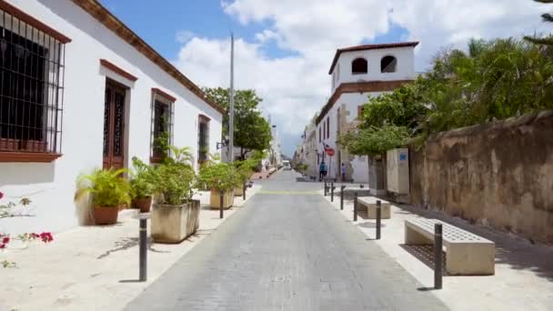 Τουρίστες Περπατούν Μέσα Από Την Αποικιακή Ζώνη Santo Domingo Republica — Αρχείο Βίντεο