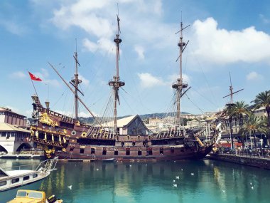 Eski büyük Cenova ve turkuaz su, İtalya limanda gemi