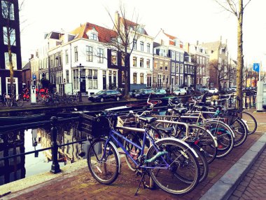 Amsterdam şehir bina ve bisiklet ile sokak