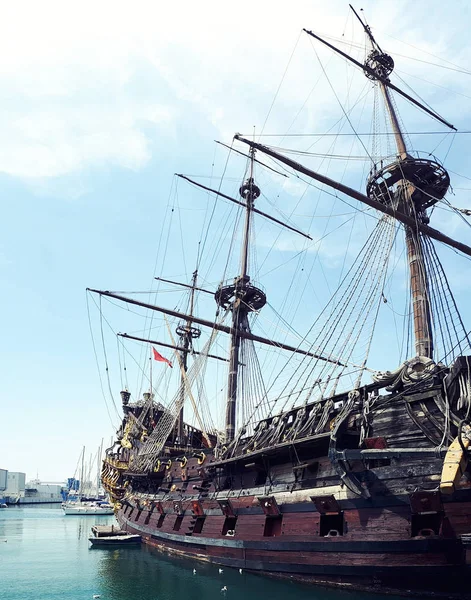 Eski büyük Cenova ve turkuaz su, İtalya limanda gemi