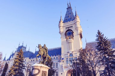 Iasi şehir, kış günbatımı, Romanya Merkez Meydanı'nda Kültür Sarayı