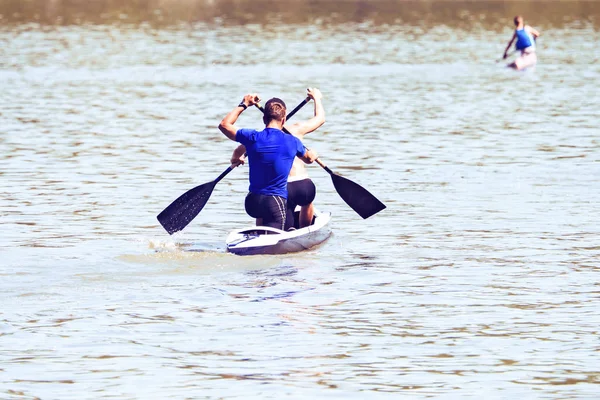 Pareja Deportistas Profesionales Nadando Kayak Competición Remos Forma Cruz —  Fotos de Stock