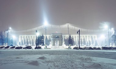 Hükümet Konağı ve ark zafer ile kar gece Kişinev, Moldova