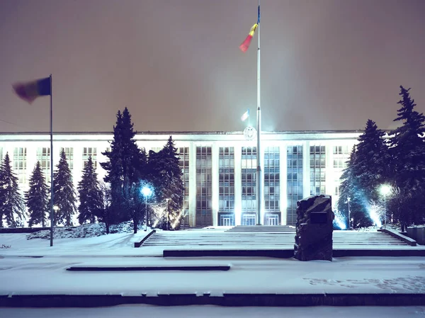 Edificio Governativo Con Neve Notte Chisinau Moldavia — Foto Stock