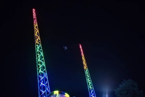 Nattvisning Till Omvänd Bungee Fairground Rida Torn Färgglada Lampor Glödande — Stockfoto