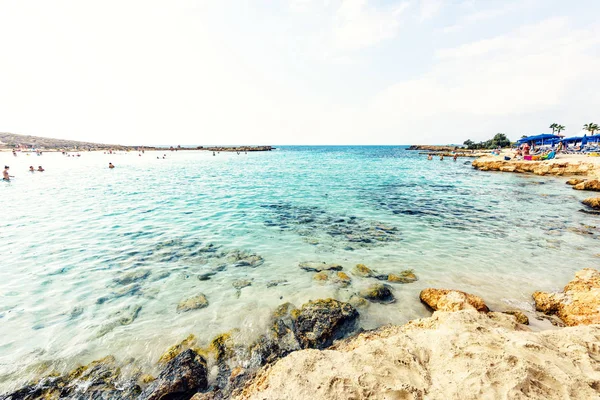 Widok Światła Dziennego Plaży Nissi Kolorowe Jasne Niebieski Woda Niebo — Zdjęcie stockowe