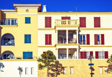 Gün ışığı açık zengin ev bina cephe görünümüne. Parlak mavi açık gökyüzü arka plan üzerinde. Limassol, Kıbrıs