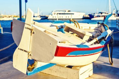 Gün ışığından yararlanma görünümüne ünlü sandal tekne anıt City Port. Arka plan gemilerde. Parlak mavi Berrak gökyüzü. Negatif kopya alanı, metin için yer. Limassol, Kıbrıs