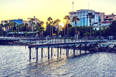 Gün batımı görünümü kenti ve su için. İnsanlar mesire sokak üzerinde yürüme ve restoranlarda rahatlatıcı. Negatif kopya alanı, metin, Limasol, Kıbrıs için yer