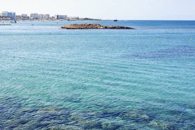 Yaz plaj yüzme ve su rahatlatıcı insanlarla görünümüne. Şehir ve arka planda sarı renkte. Negatif kopya alanı, metin için yer. Protaras, Kıbrıs