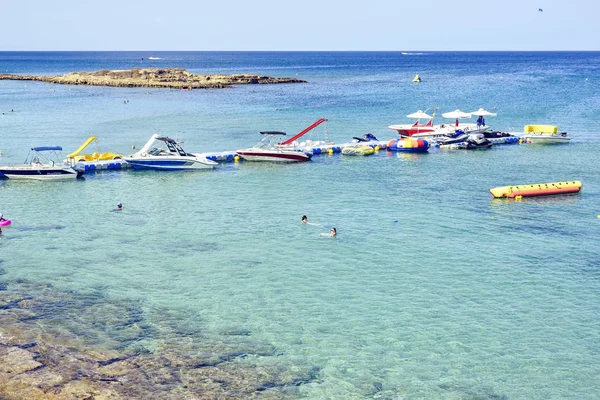 Protaras Chipre Septiembre 2017 Vista Día Barcos Aparcados Juguetes Inflables — Foto de Stock