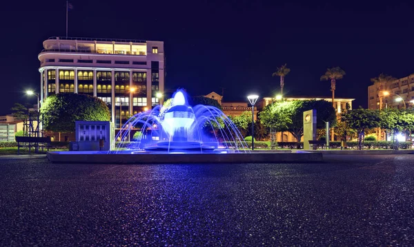 Vista Noturna Para Fonte Pública Moderna Com Luz Azul Brilhante — Fotografia de Stock