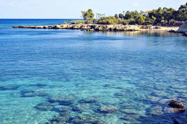 Dagsljus Utsikt Till Stranden Med Människor Stranden Kristallklart Vatten Gröna — Stockfoto