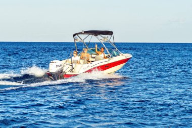 Protaras, Kıbrıs - 23 Eylül 2017: Gün ışığı su kayağı tekne gülümseyen ve fotoğraf çekmek insanlarla görünümüne. Negatif kopya alanı, metin için yer