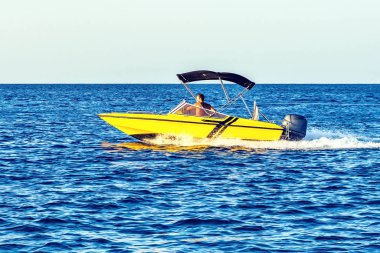 Gün ışığı ile su kayağı binici tekne sürme adam görünümüne. Masmavi bir deniz ve gökyüzü. Negatif kopya alanı, metin için yer. Protaras, Kıbrıs
