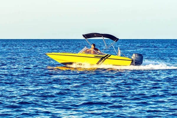 Tageslicht Blick Auf Mann Reitet Boot Mit Wasserski Fahrer Hinter — Stockfoto