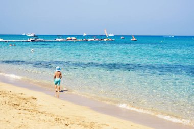 Gün ışığından yararlanma görünümüne bir deniz manzara. Mavi su ve soğuk duygular. Tekneler içinde belgili tanımlık geçmiş. Negatif kopya alanı, metin için yer. Nissi beach, Ayia Napa, Kıbrıs.