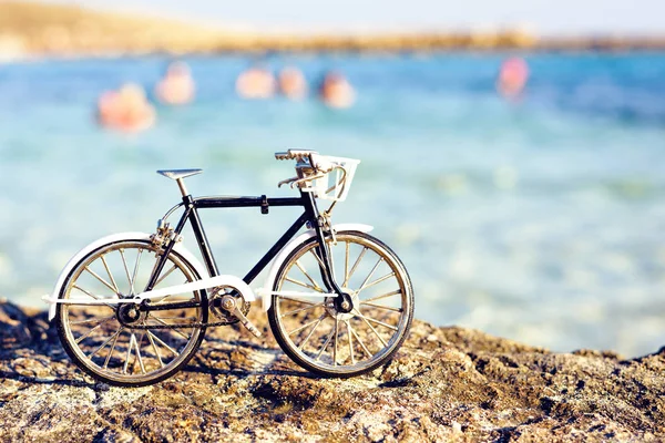 Klassisches Fahrrad Isoliert Vom Hintergrund Auf Dem Felsen Stehend Blaues — Stockfoto