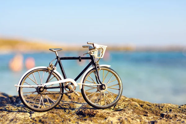 Bicicleta Clásica Aislada Del Fondo Pie Sobre Roca Agua Azulada — Foto de Stock