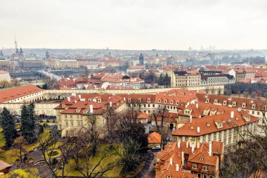 Bulutlu hava gün görünümüne kil pot çatılar ve parklarda karanlık ağaçlar. Negatif kopya alanı, metin için yer. Eski town, Prague, Çek Cumhuriyeti