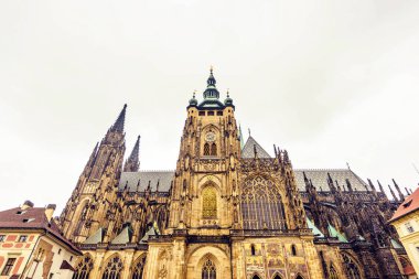 Bulutlu bir günde alttan Gotik architectured St. Vitus Katedrali. Negatif kopya alanı, metin için yer. Prague, Çek Cumhuriyeti