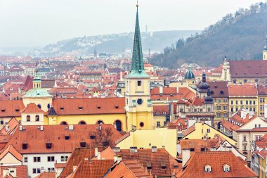 Bulutlu ve sisli bir gün içinde alttan Gotik architectured St. Vitus Katedrali. Negatif kopya alanı, metin için yer. Prague, Çek Cumhuriyeti