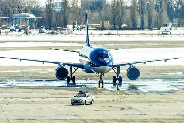 Merkloze Blauw Vliegtuig Taxiën Follow Auto Oude Luchthaven Bomen Achtergrond — Stockfoto
