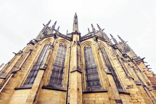 Architecture Gothique Cathédrale Saint Vitus Fond Dans Une Journée Nuageuse — Photo