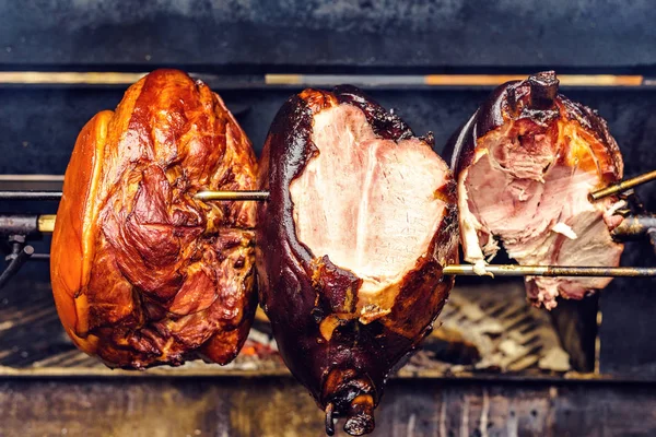 Kömüre pişirme geleneksel kavrulmuş şaftlı jambon kavurma tükürmek. Taze ve sulu kesilerek et. Prague, Çek Cumhuriyeti