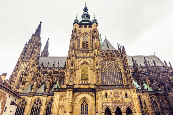Gotische Architektur Vitus Kathedrale Von Unten Einem Bewölkten Tag Negativer — Stockfoto