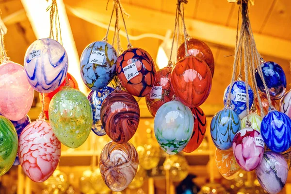 Coloridos Adornos Vidrio Pintado Forma Huevos Colgando Para Venta Tienda —  Fotos de Stock