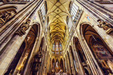 Prague, Çek Cumhuriyeti - 23 Mart 2018: Gotik mimarisinin iç çatı St. Vitus Katedrali ile vitray