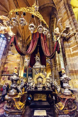 Prag, Çek Cumhuriyeti - 23 Mart 2018: St. Vitus Katedrali çelik heykeller. Gotik mimarisinin iç arka plan üzerinde