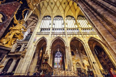 Prague, Çek Cumhuriyeti - 23 Mart 2018: Gotik mimarisinin iç St. Vitus Katedrali parlayan pencere ve duvar çizimleri ile. Kilise keşfetmek turist