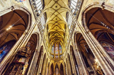 St. Vitus Katedrali Prag, Çek Cumhuriyeti - 23 Mart 2018: Gotik mimarisinin iç vitray ile