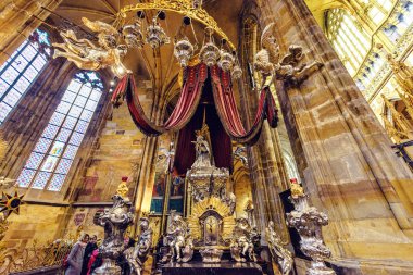 Prag, Çek Cumhuriyeti - 23 Mart 2018: St. Vitus Katedrali çelik heykeller. Vitray arka plan üzerinde Gotik mimarisinin iç