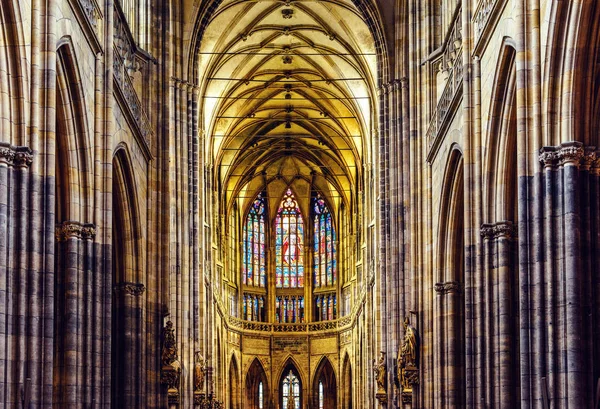 St. Vitus Katedrali Prag, Çek Cumhuriyeti - 23 Mart 2018: Gotik mimarisinin iç vitray ile