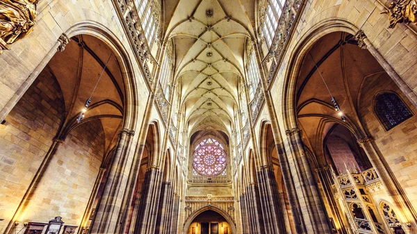 布拉格 捷克共和国 2018年3月23日 圣圣维特大教堂的哥特式建筑内部与彩绘玻璃 — 图库照片