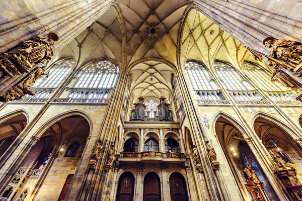 St. Vitus Katedrali Prag, Çek Cumhuriyeti - 23 Mart 2018: Gotik mimarisinin iç parlayan pencere ve duvar çizimleri ile