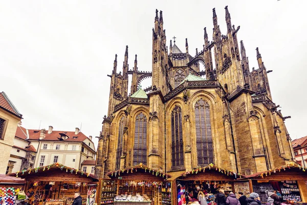 Prague, Çek Cumhuriyeti - 23 Mart 2018: St. Vitus Katedrali üzerinden dış bulutlu bir günde. Hediyelik eşya önde stop etti. Yürüyen ve konuşan insanlar. Negatif kopya alanı, metin için yer