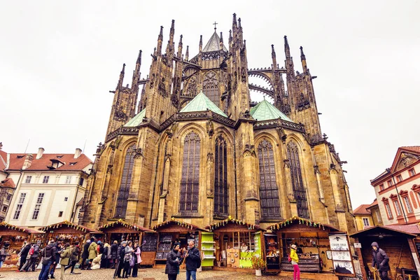 Prague, Çek Cumhuriyeti - 23 Mart 2018: St. Vitus Katedrali üzerinden dış bulutlu bir günde. Hediyelik eşya önde stop etti. Yürüyen ve konuşan insanlar. Negatif kopya alanı, metin için yer