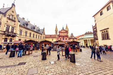 Prag, Çek Cumhuriyeti - 23 Mart 2018: St George's Bazilikası'nın önünde geleneksel gıda tezgahları. Yürüyen ve konuşan insanlar. Negatif kopya alanı, metin için yer. Bulutlu gün