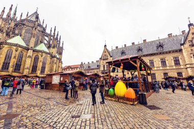 Prag, Çek Cumhuriyeti - 23 Mart 2018: Geleneksel gıda St. Vitus Katedrali önünde stop etti. Yürüyen ve konuşan insanlar. Negatif kopya alanı, metin için yer. Bulutlu gün