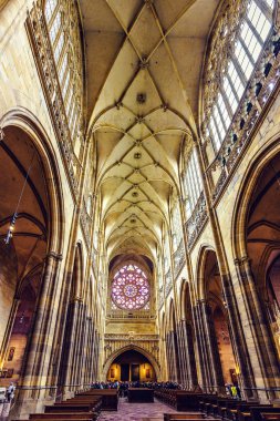 Prague, Çek Cumhuriyeti - 23 Mart 2018: Gotik mimarisinin iç St. Vitus Katedrali vitray ile. Kilise keşfetmek turist