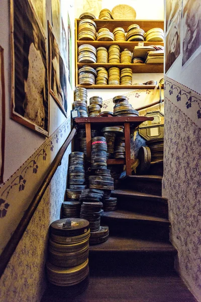 Prague, Çek Cumhuriyeti - 23 Mart 2018: merdiven Franza Kafka eski evin, kalenin parçası içinde. Birkaç film film reel durumlarda ve çizimler duvarlar üzerinde